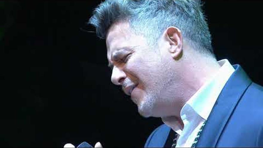 Alejandro Sanz interpreta el Himno de Andalucía en la gala de entrega de Medallas de Andalucía