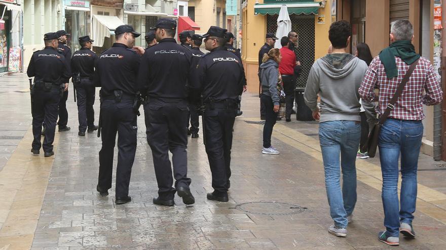 Agentes de la Policía Nacional patrullan por el Centro de Málaga en una imagen de archivo.