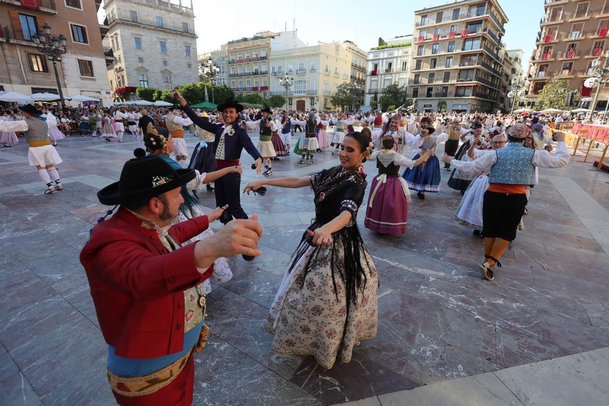 La 'dansà dels pobles' toma la Plaza de la Virgen