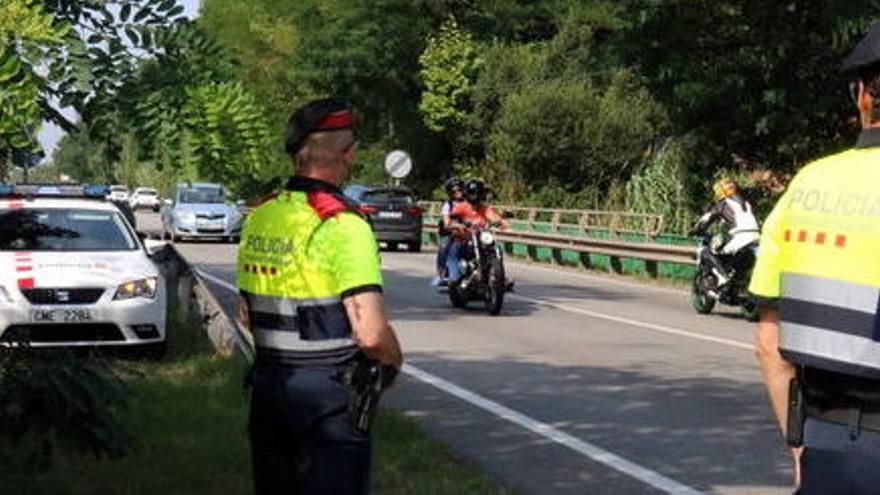 Dos agents dels Mossos en un control