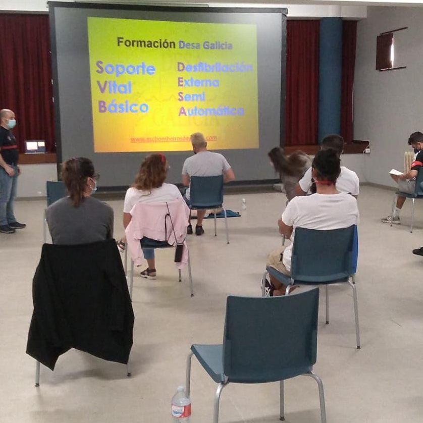 Asistentes al curso de manejo de desfibriladores, esta mañana.