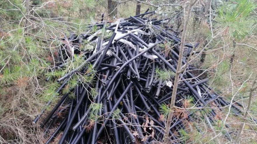 Una de les piles de tub de plàstic abandonades