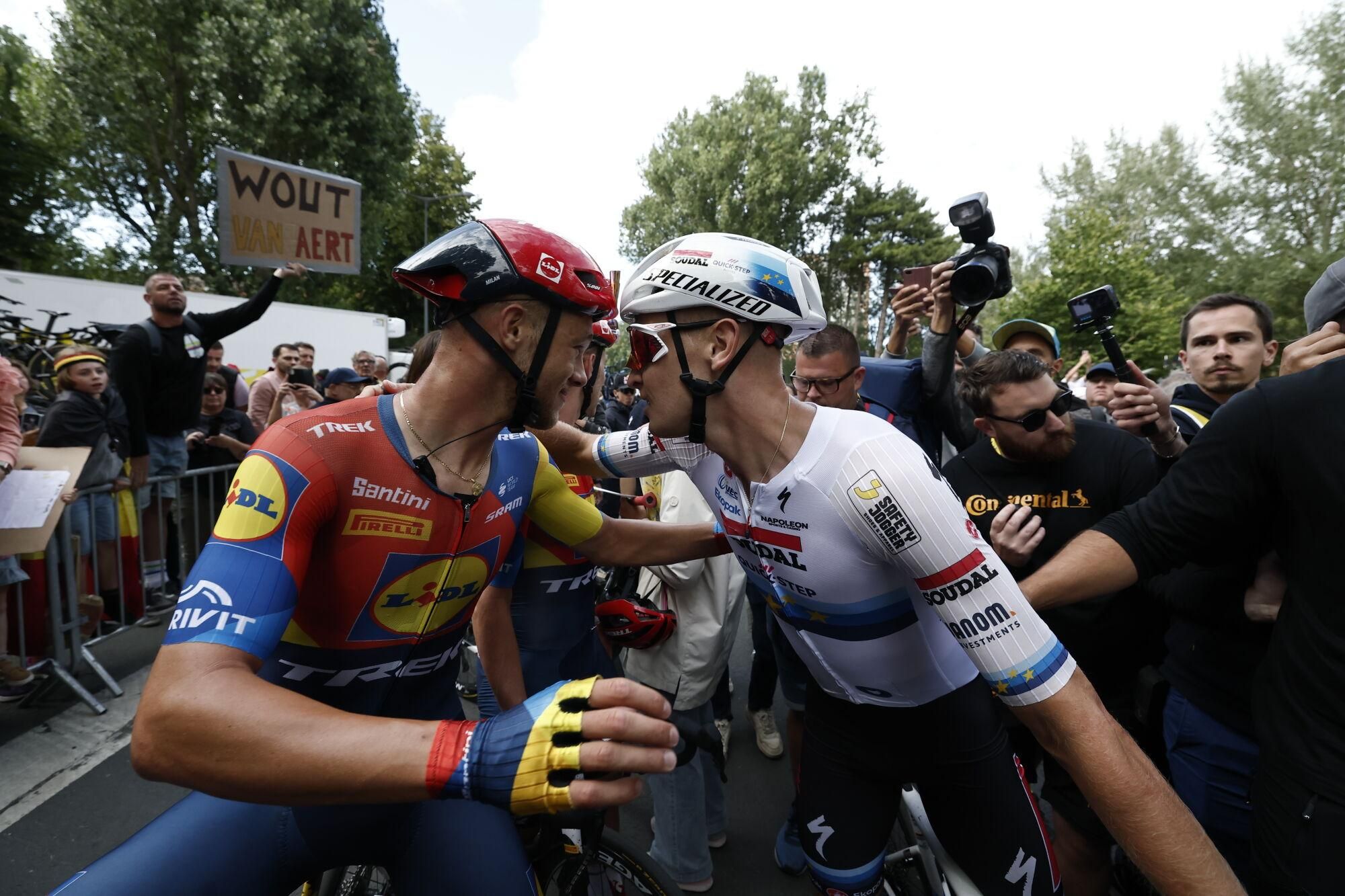 Dunkerque (France), 07/07/2025.- Belgian rider Tim Merlier (R) of Soudal Quick-Step team celebrates his victory after the 3rd stage of the Tour de France cycling race over 178.3km from Valenciennes to Dunkerque, France, 07 July 2025. (Ciclismo, Francia) EFE/EPA/BENOIT TESSIER / POOL
