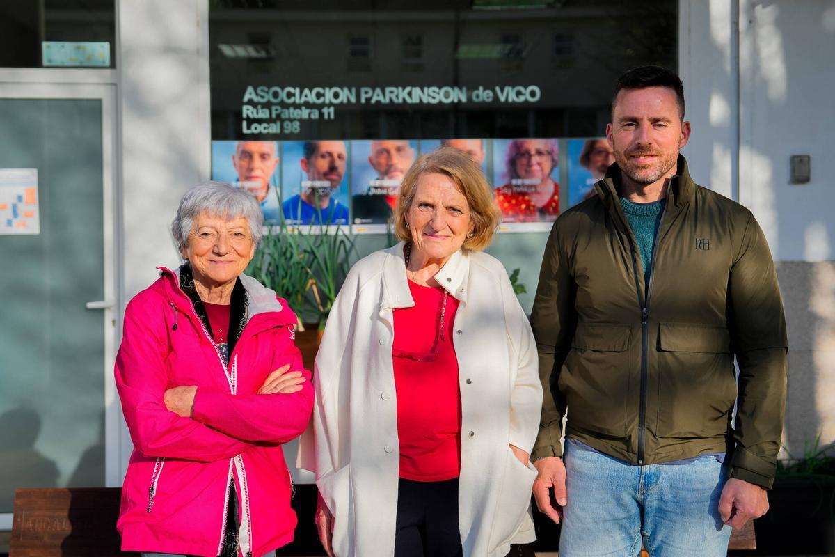 Dos pacientes con Parkinson cuentan su historia en las instalaciones de la asociación, en Rivera Atienza