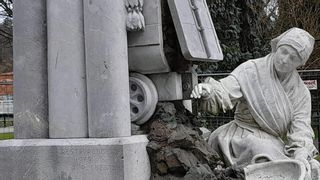 La "manquina", la escultura de "La Carbonera" de Sama, recupera su mano perdida hace más de un año