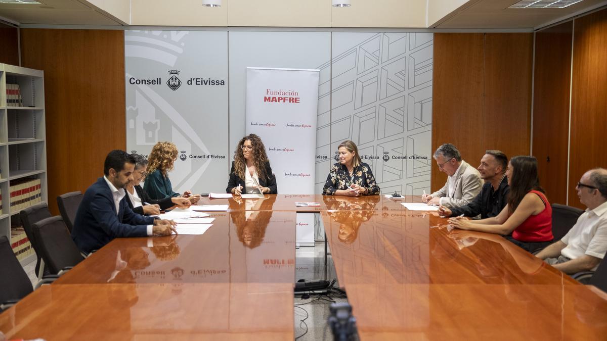 Firma del convenio del proyecto 'Juntos Somos Capaces - Junts Ho Podem Fer' en el Consell.