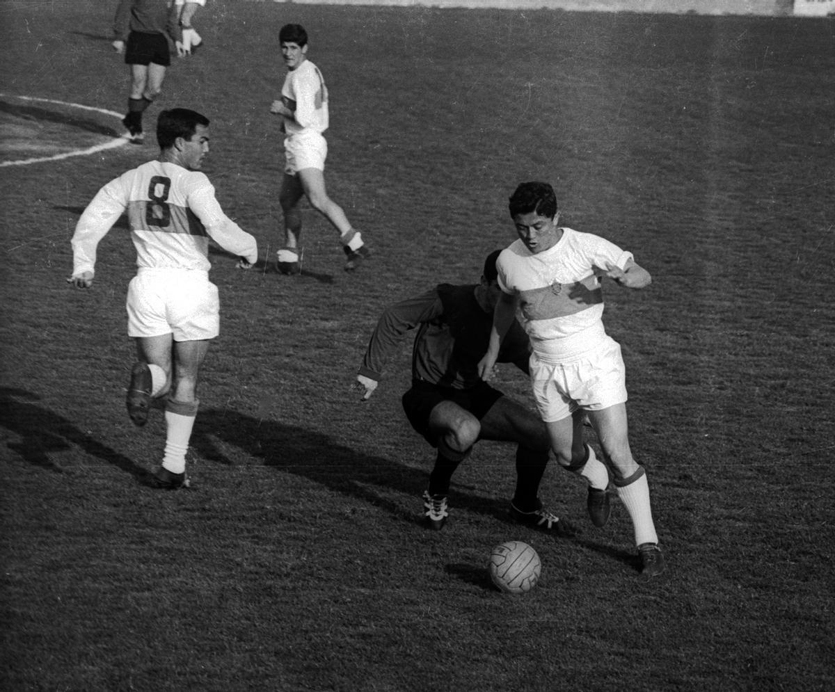 Romero conduce el balón durante el Elche-Mallorca de 1966