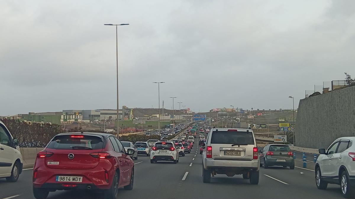 Vuelco en la carretera de la playa de Ojos de Garza