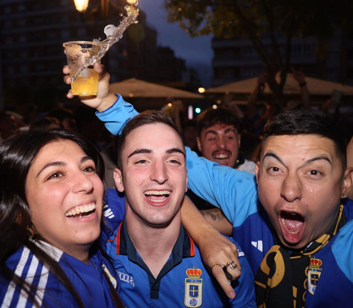 Aficionados del Oviedo celebrando uno de los goles azules en la plaza Miñor. | MARIO CANTELI