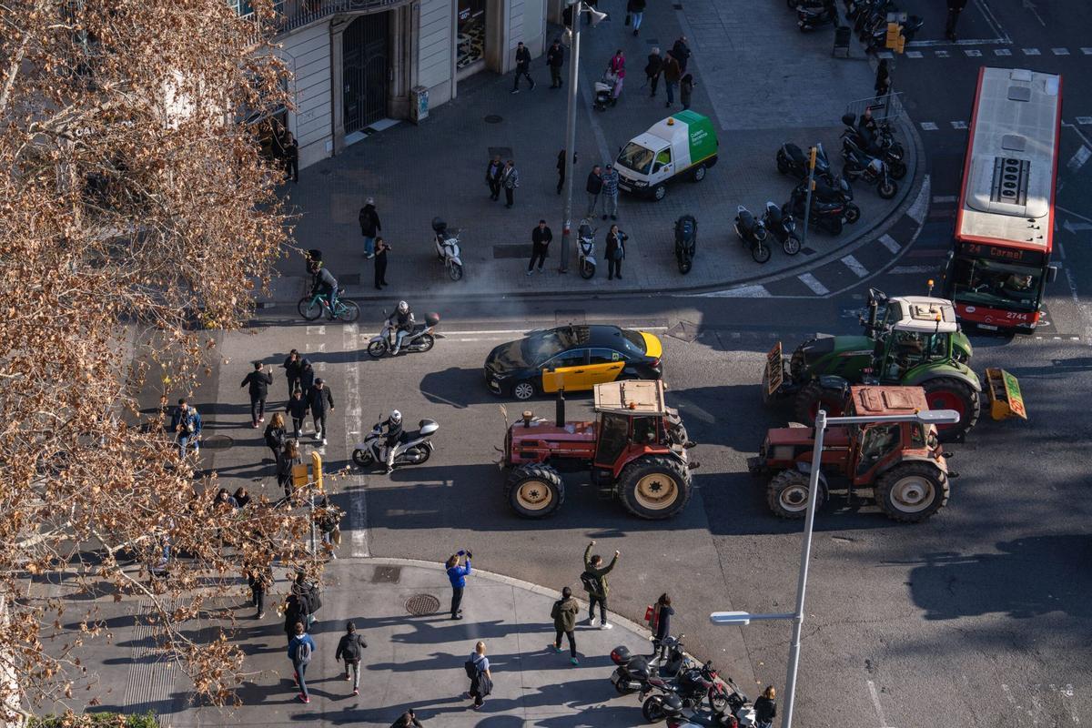 Tractores circulando por la Gran Via de Barcelona