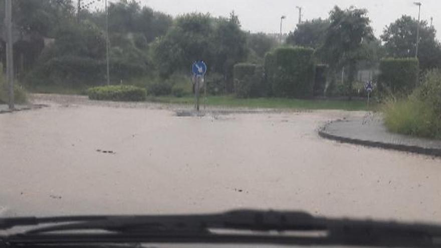 Las lluvias provocan las primeras inundaciones y accidentes en Oviedo