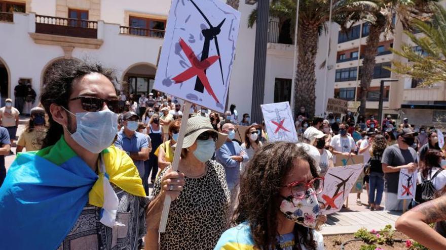 Un momento de la protesta, ayer, en la capital majorera. | | EFE/CARLOS DE SAÁ