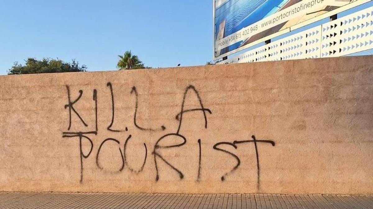 &quot;Mata a un turista&quot;, pintada aparecida en Manacor, junto a la rotonda de los multicines.