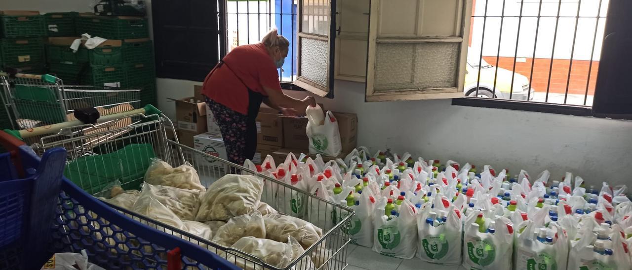 Imagen de la entrega de alimentos y productos básicos en Alimentos Solidarios
