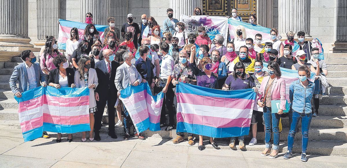 Activistas trans protestan a favor de la ley trans a las puertas del Congreso de los Diputados, el pasado 19 de mayo.