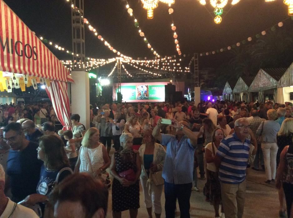 La Feria de Sevillanas 2017 comenzó anoche con una gran afluencia de público, actuaciones flamencas y de sevillanas, gastronomía y casetas, en el recinto portuario de Torrevieja