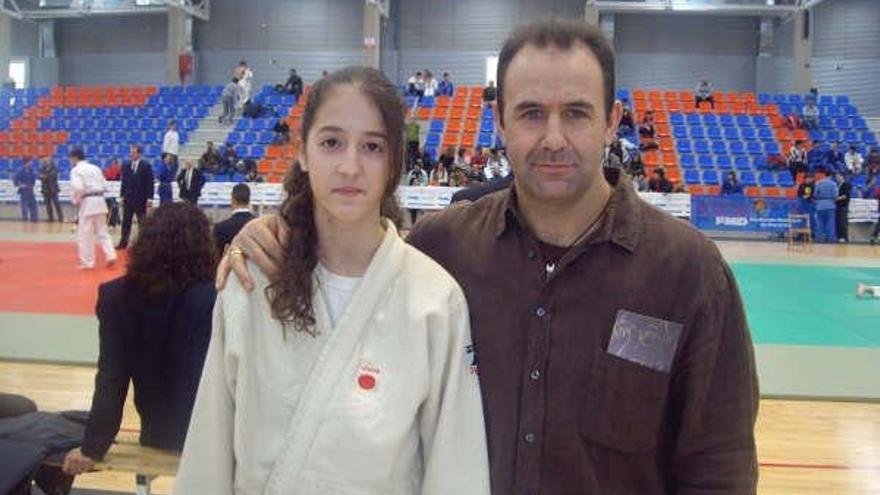 Jana González, junto a su entrenador Angel García, del Club Judo Morales