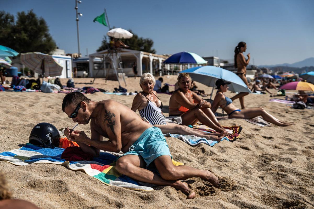 José fuma en la playa de Badalona junto a Loli y Fina, que también defienden poder hacerlo mientras no se ensucie la arena.