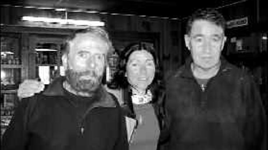 Rosa Fernández, con César Pérez de Tudela, a la izquierda, y Pedro Antonio Ortega -«El Ardilla»-, en Namche Bazar.