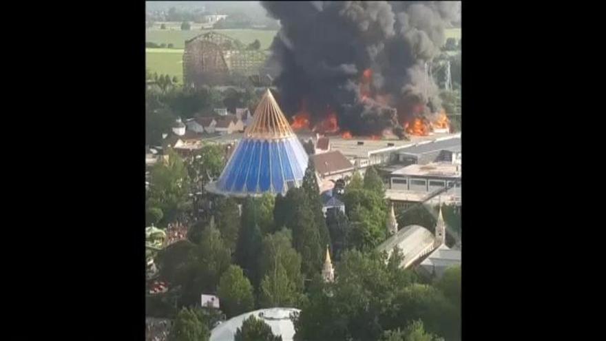 Un aparatoso incendio obliga a evacuar un parque de atracciones en Alemania