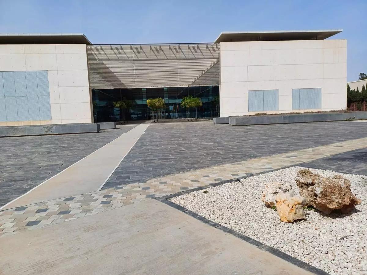 Acceso principal de la Tesorería de la Seguridad Social de Torrevieja. El centro se levantará en la zona posterior en bloques prefabricados