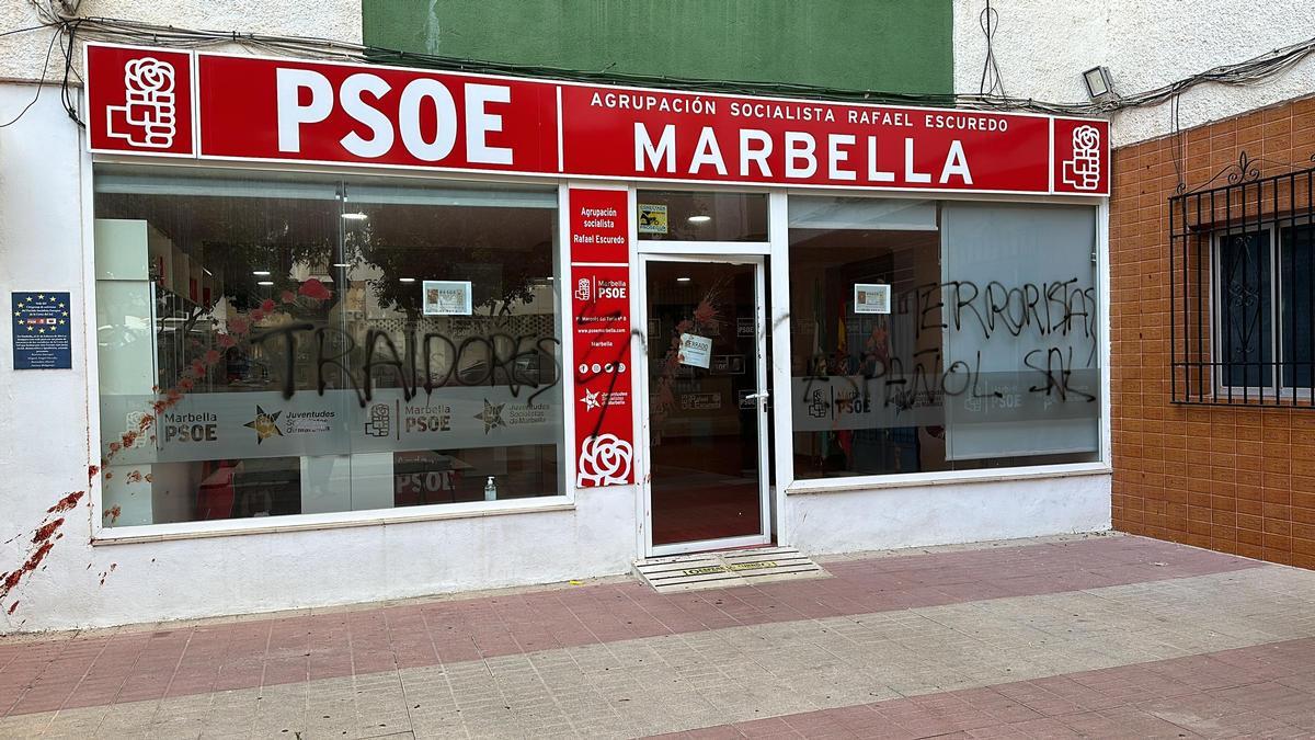 Imagen de las pintadas en la fachada de la sede del PSOE de Marbella.