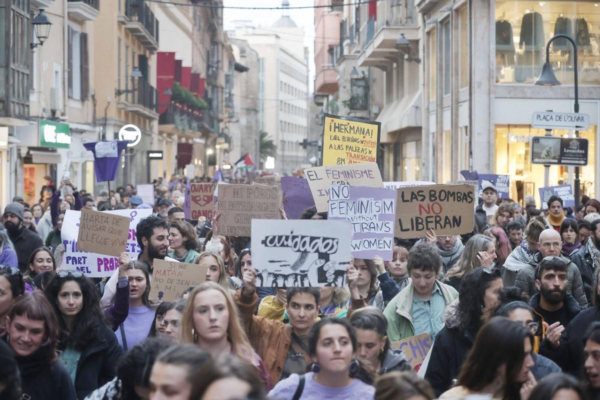 La manifestación transfeminista congrega a miles de personas
