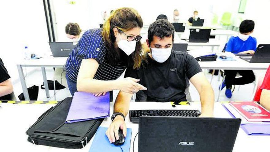 33 Un alumno de Atades recibe explicaciones de una formadora. | JAIME GALINDO