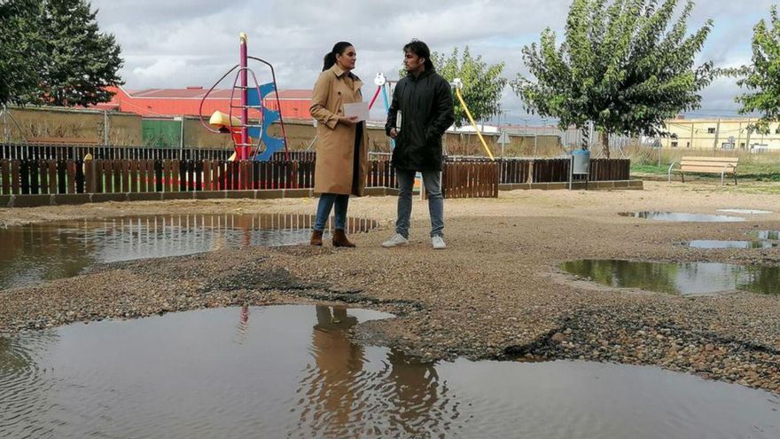 Natalia Ucero y Antonio Muñoz, en la calle Guinda Garrafal. | M. J. C.