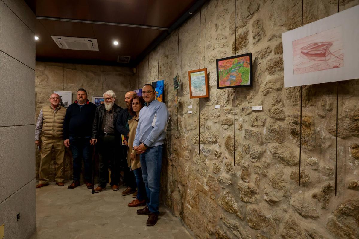 Organizadores y autoridades en la inauguración de Saudarte en Cambados.