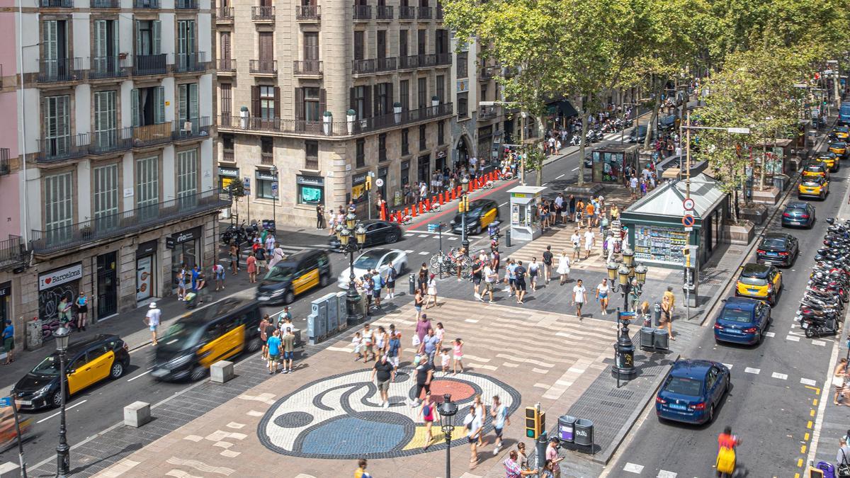 Vista de Las Ramblas con el Pla de l'Os en primer término, cinco años después del atentado.