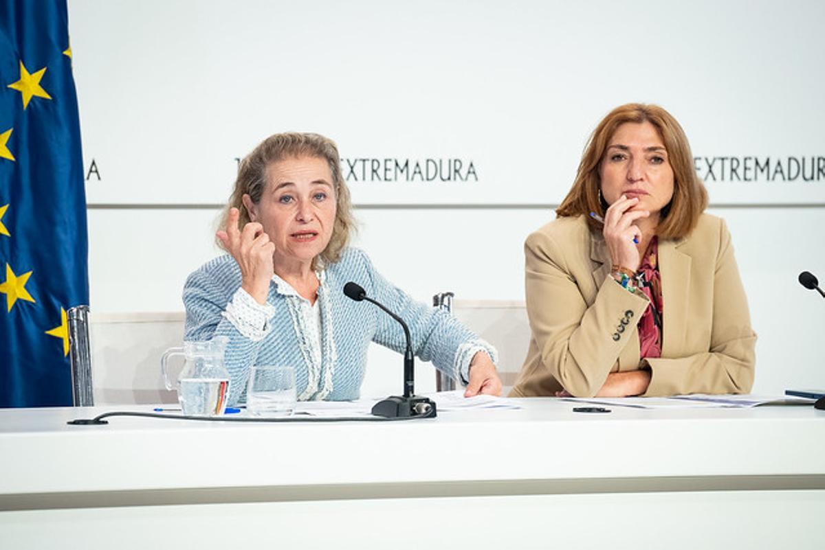 La consejera de Educación, Mercedes Vaquera, y la secretaria general de Educación, Pilar Pérez.
