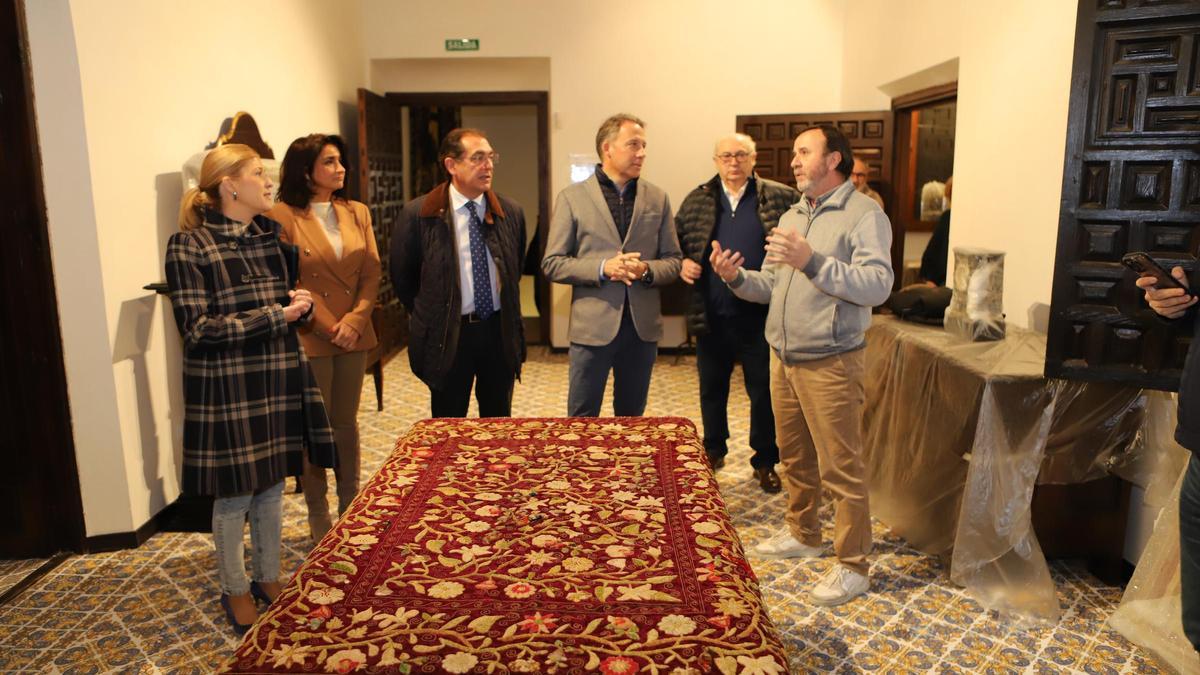 Muñoz Clares explica al alcalde de Lorca los trabajos que se llevan a cabo en el Palacio de Guevara.