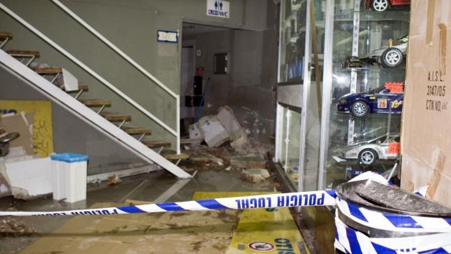 Estado en el que quedaron los baños de las galerías subterráneas de la Plaza Mayor de la capital balear después de que ETA hiciera explotar ayer tres artefactos de escasa potencia, una de ellas en la galería subterránea de la Plaza Mayor, causando sólo daños materiales.