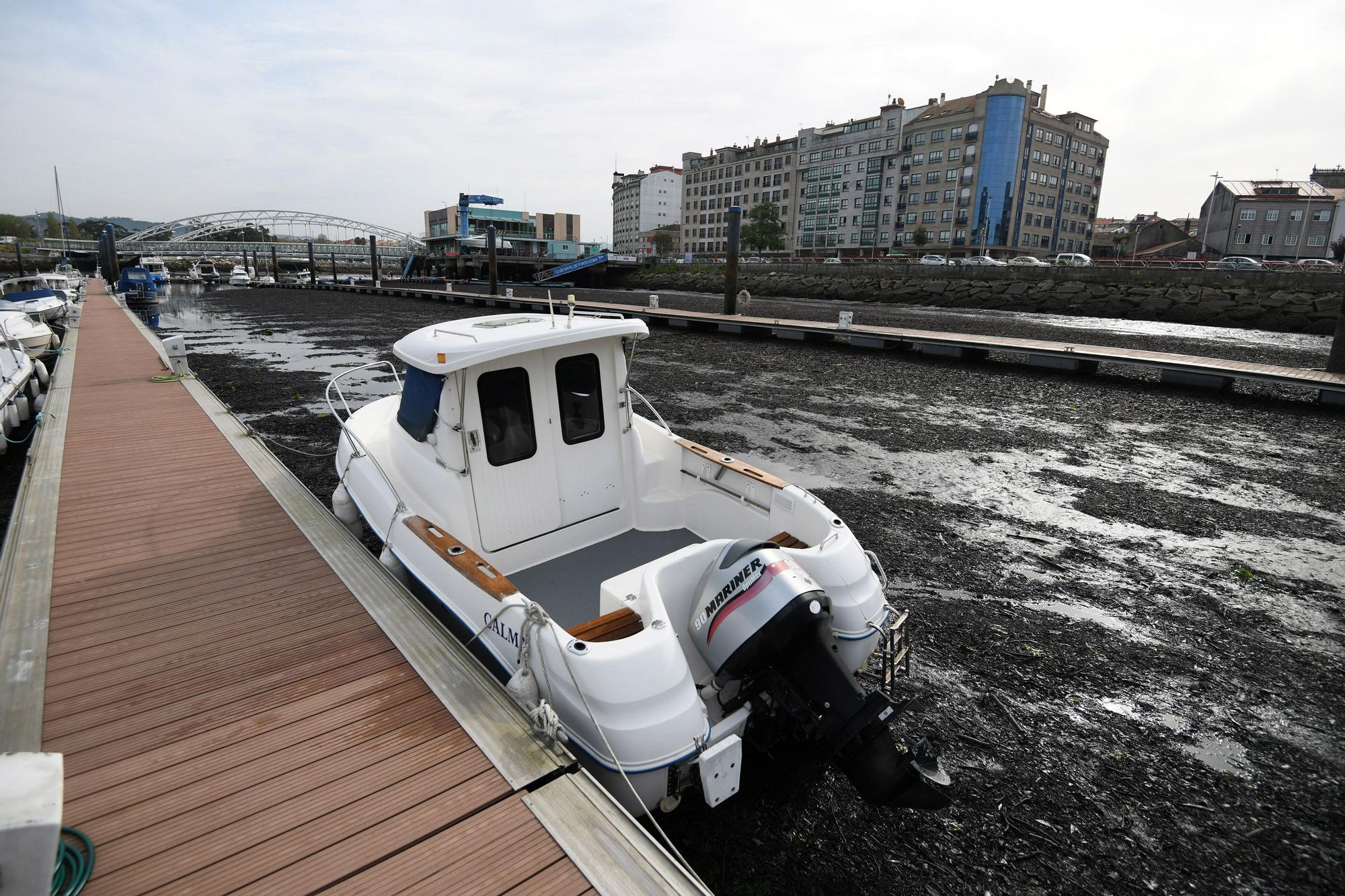 Caminando por el Lérez: las mareas vivas destapan el lecho del río