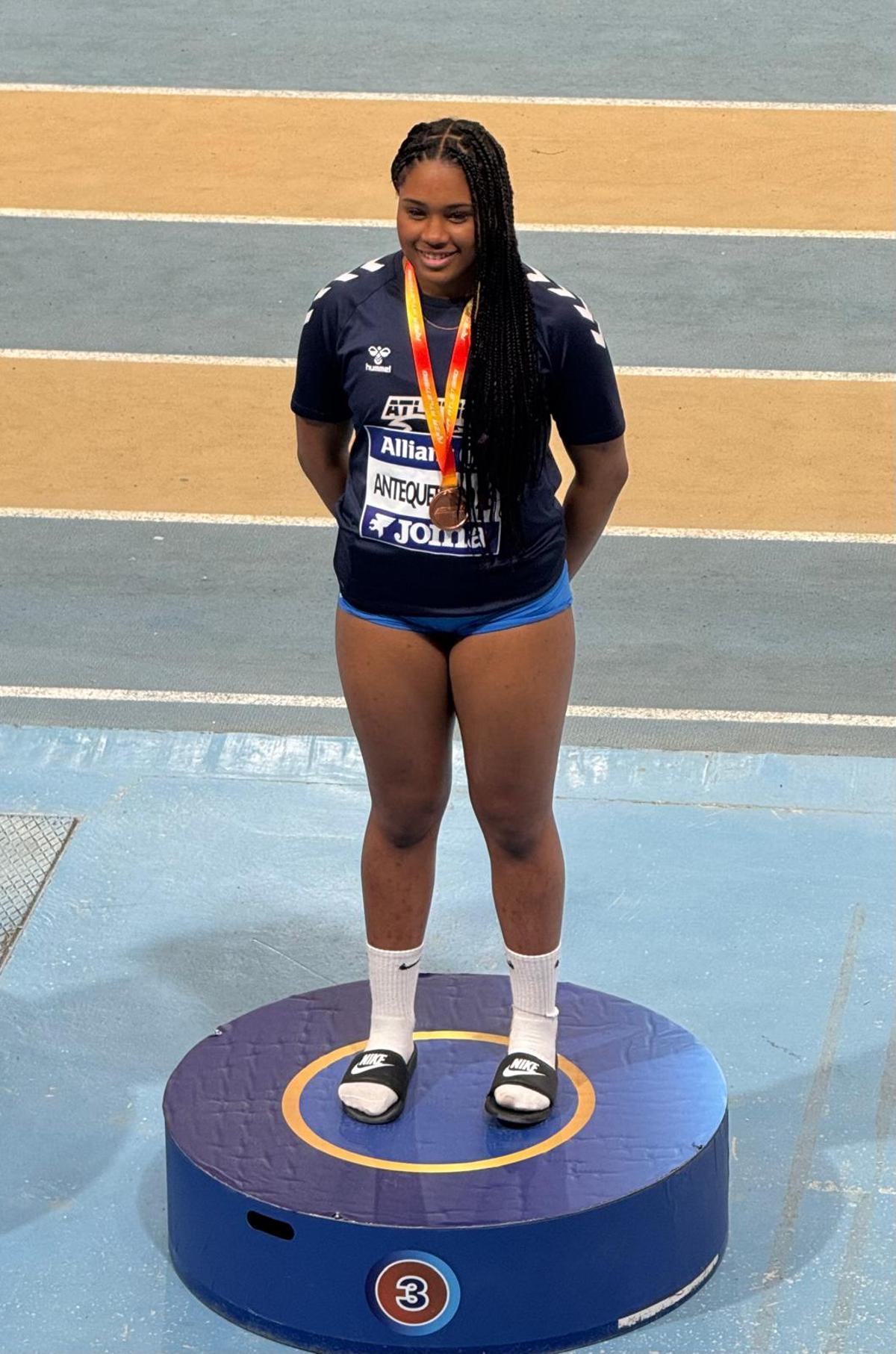 Mariladys Saviñón, con su medalla de bronce en el podio del Nacional sub-18.