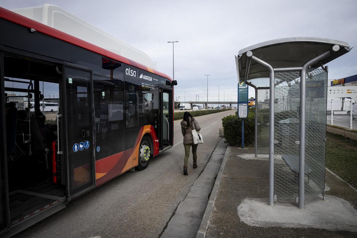 Una de las paradas de la línea de autobús de Plaza en la plataforma logística, esta semana.