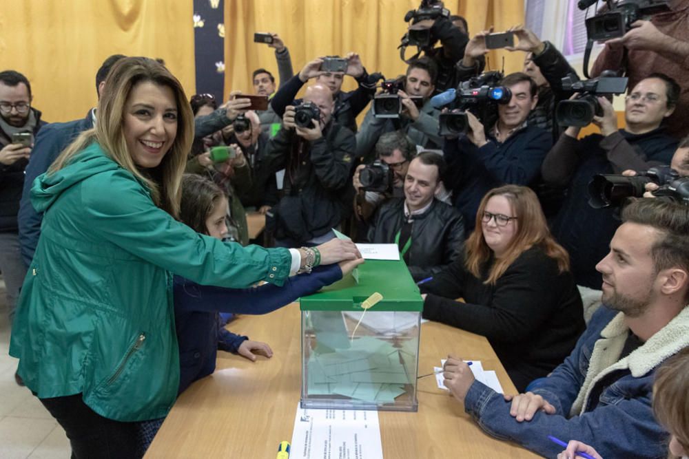 SUSANA DÍAZ VOTA EN COLEGIO ELECTORAL EN TRIANA