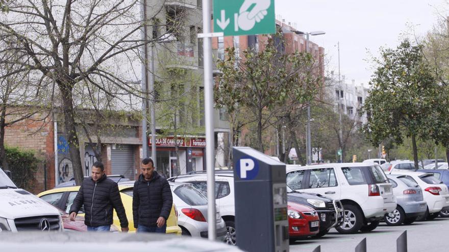 Uns 4.000 cotxes aparquen gratuïtament  cada mes a l&#039;àrea verda de la Devesa