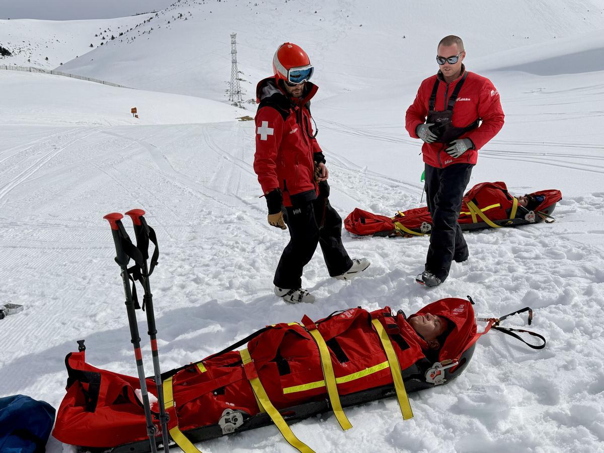 Una persona ferida en una camilla al simulacre d’allà amb víctimes de La Molina Una persona ferida en una camilla al simulacre d’allà amb víctimes de La Molina