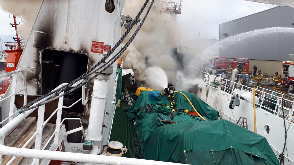 Incendio del pesquero Baffin Bay en el puerto de Vigo