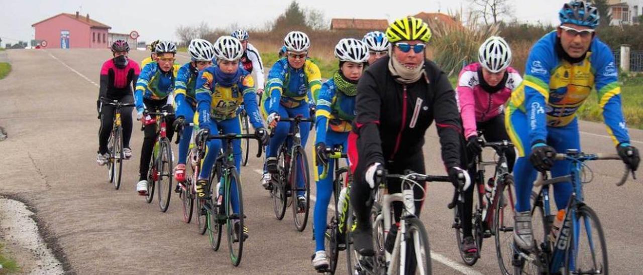 Componentes de la escuela de ciclismo de Viella, ayer, a su paso por La Carrera.