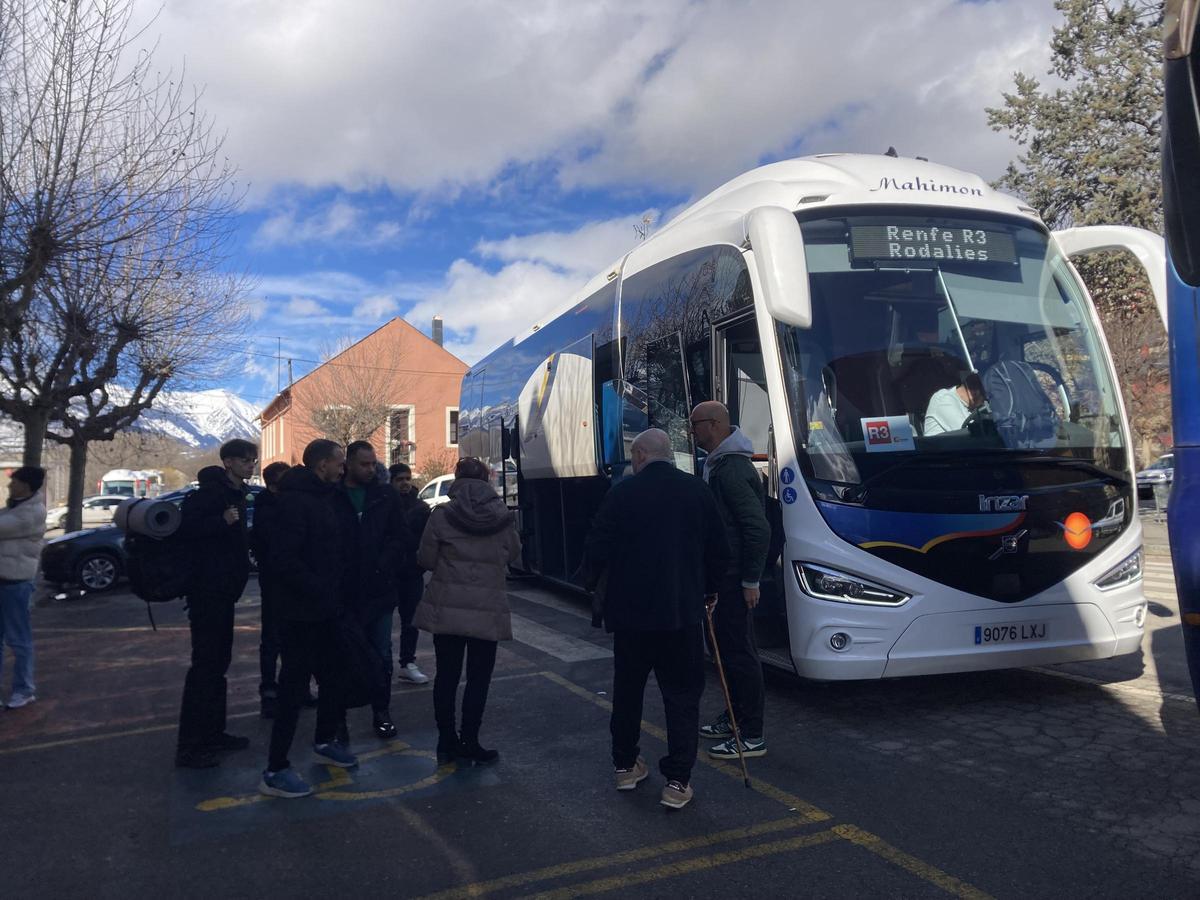El bus alternatiu que presta el servei de l'R3 per carretera
