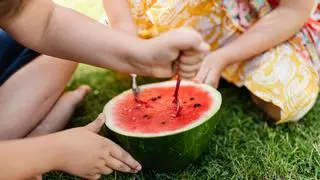 Ni a la plancha ni cruda: este es el mejor postre con sandía que puedes hacer en la freidora de aire