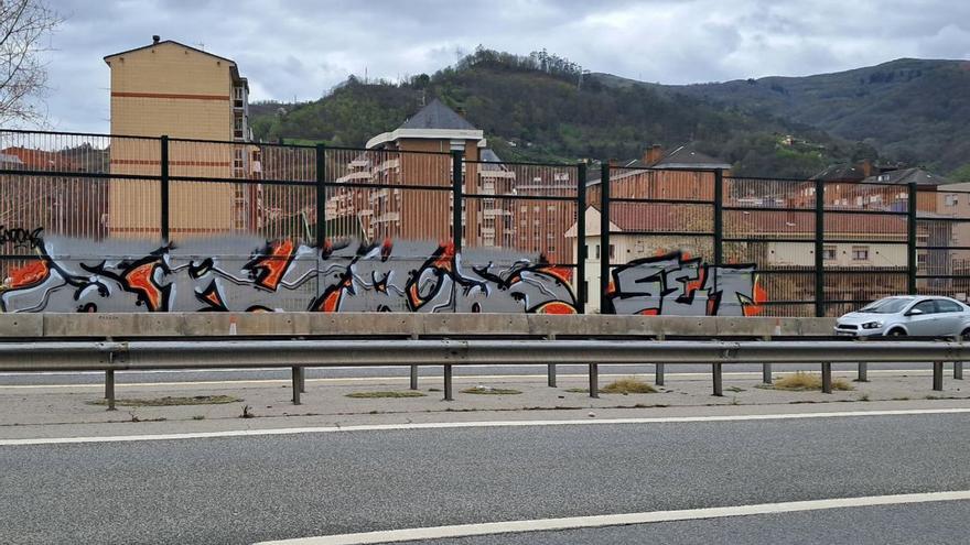 Pillados in fraganti dos de los grafiteros que vandalizan las pantallas acústicas de la autovía a su paso por Mieres
