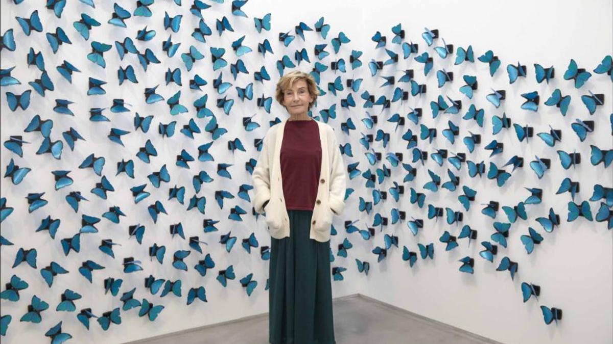 Soledad Sevilla, delante de su instalación 'El tiempo vuela', formada por 1.500 mariposas de papel azul.