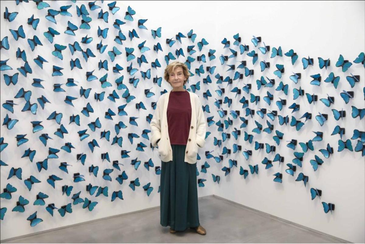 Soledad Sevilla, delante de su instalación 'El tiempo vuela', formada por 1.500 mariposas de papel azul.