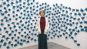 Soledad Sevilla, delante de su instalación El tiempo vuela, formada por 1.500 mariposas de papel azul.