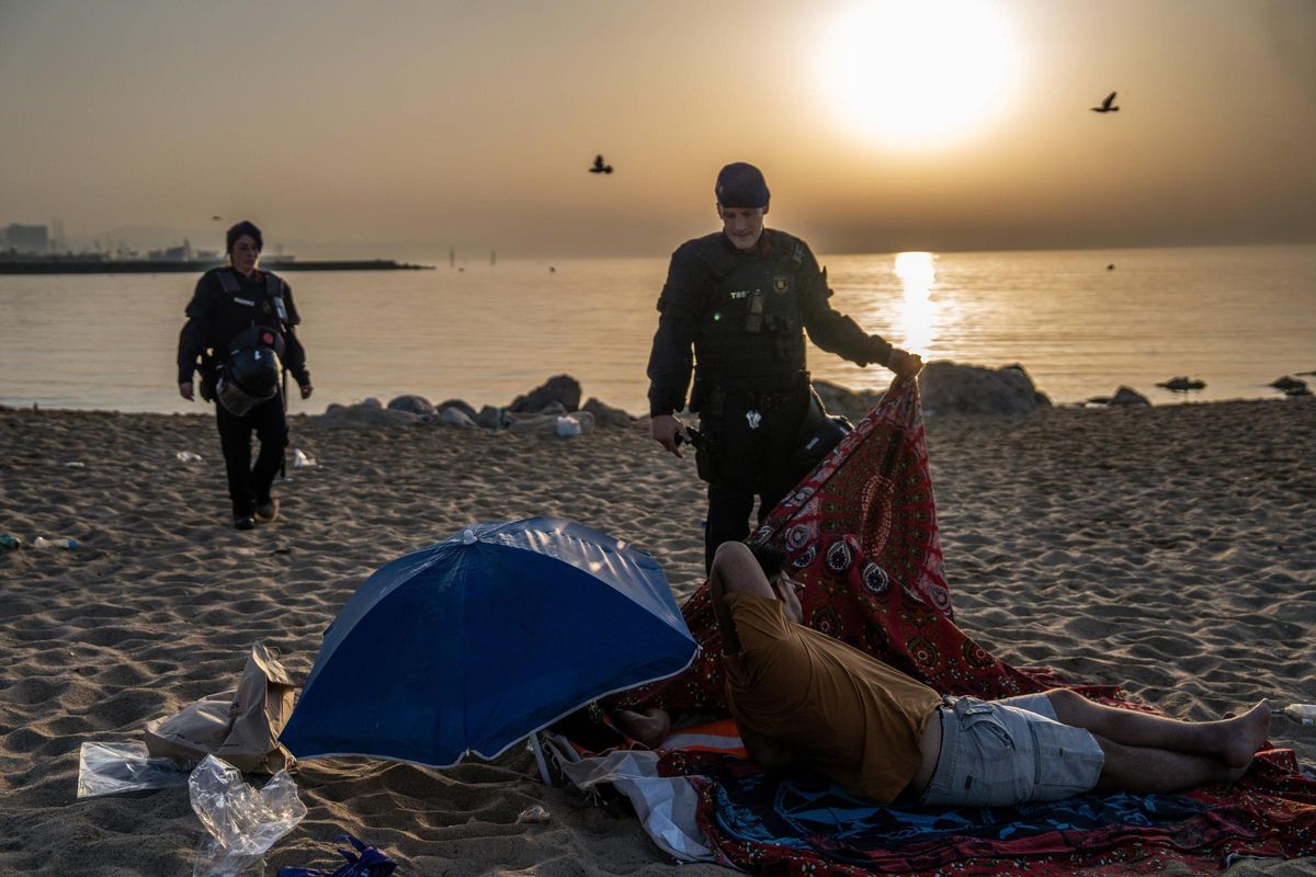Limpieza de las playas de Barcelona tras la verbena de Sant Joan 2025