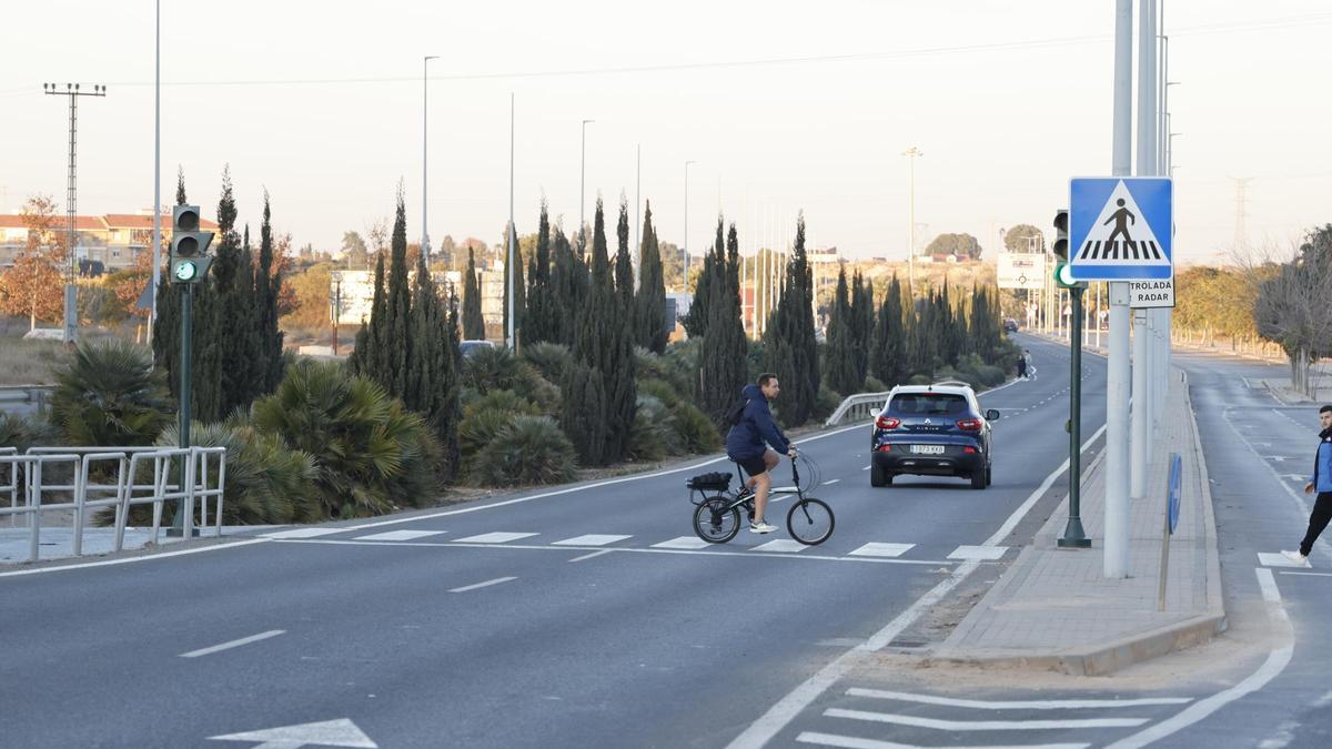 Un ciclista cruza por el paso de peatones al no existir carril bici en la zona.